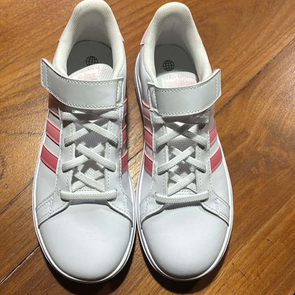 NWOT. Adidas Grand Court lifestyle. Size 3, girls. Never worn - Picture 2 of 4